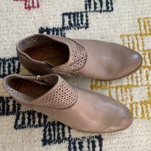 Comfortiva memory foam booties tan 9wide